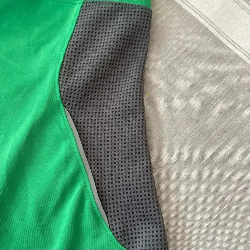 Under Armour Semi-Fitted Heat Gear Workout Top‎ with Built in Bra